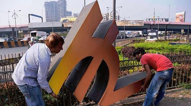 India’s rupee weakened to 90.11 per US dollar amid oil price pressure, strong dollar index, and FPI outflows.